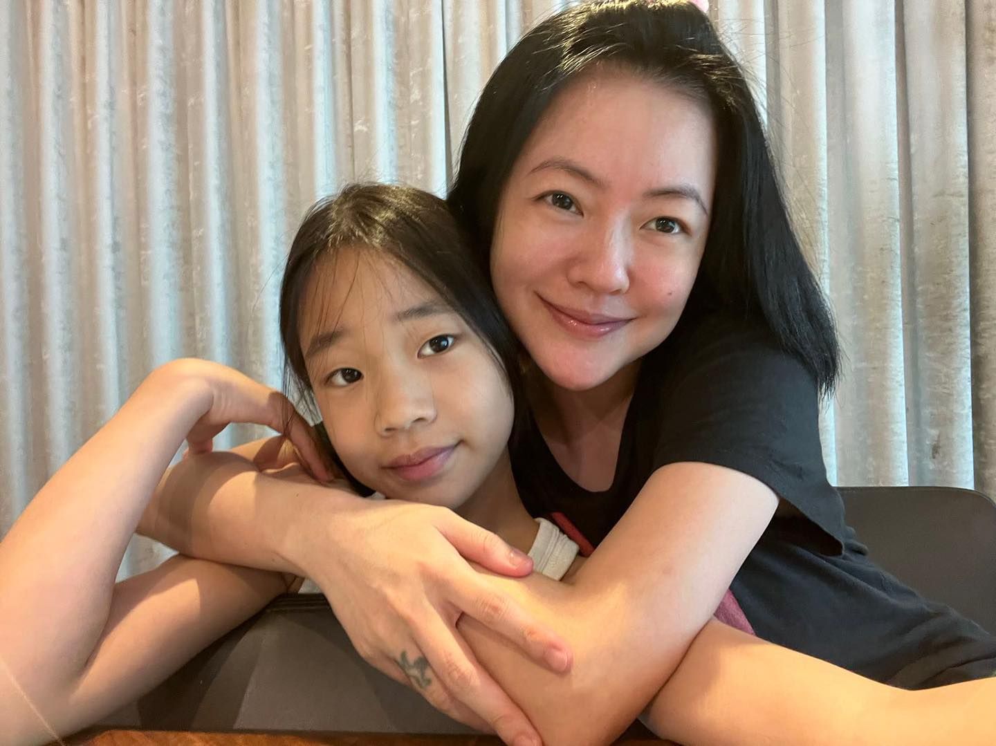 小S剛宣布復工!許老三「突曬出細肩帶美照」 網一看「美貌大進化」驚嘆:太會生了