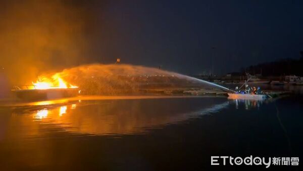 年前驚傳大火!嘉義驚傳「整艘船爆炸」 警消急出動「重傷緊急送醫」