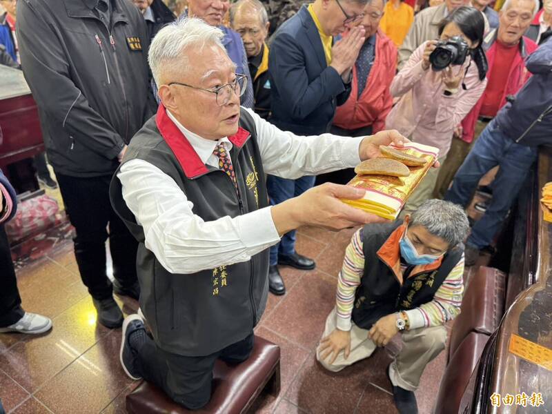 除夕夜第一籤！新北湧蓮寺「抽出馬年國運籤」　專家分析4籤詩「台灣運勢曝光」