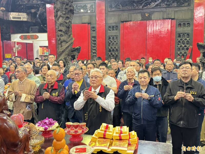 除夕夜第一籤！新北湧蓮寺「抽出馬年國運籤」　專家分析4籤詩「台灣運勢曝光」
