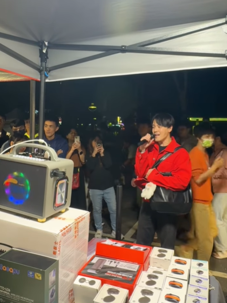 過年遇到大明星！年貨大街驚見「大咖八點檔男星」　一開口「精湛歌聲全場驚艷」