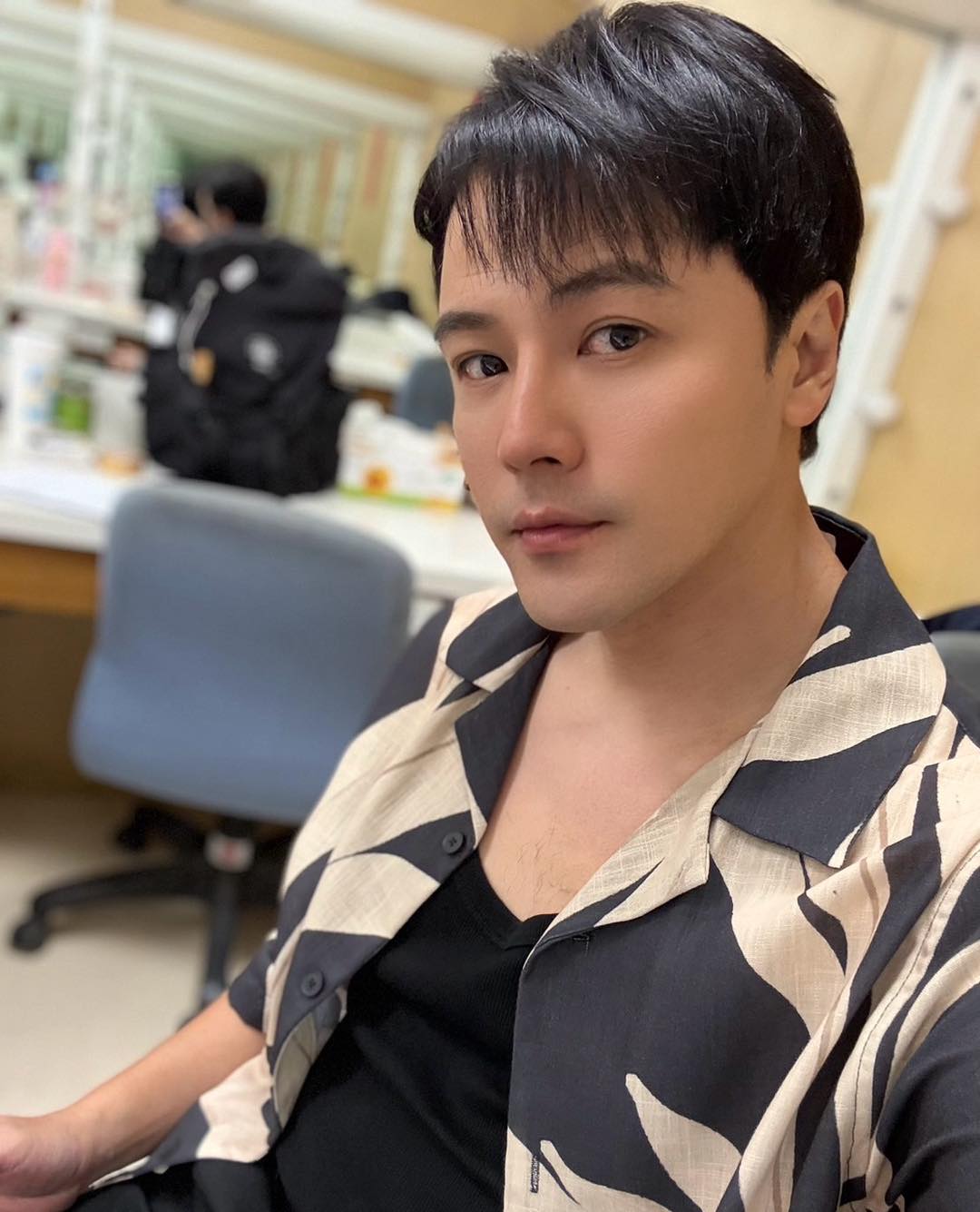 過年遇到大明星！年貨大街驚見「大咖八點檔男星」　一開口「精湛歌聲全場驚艷」