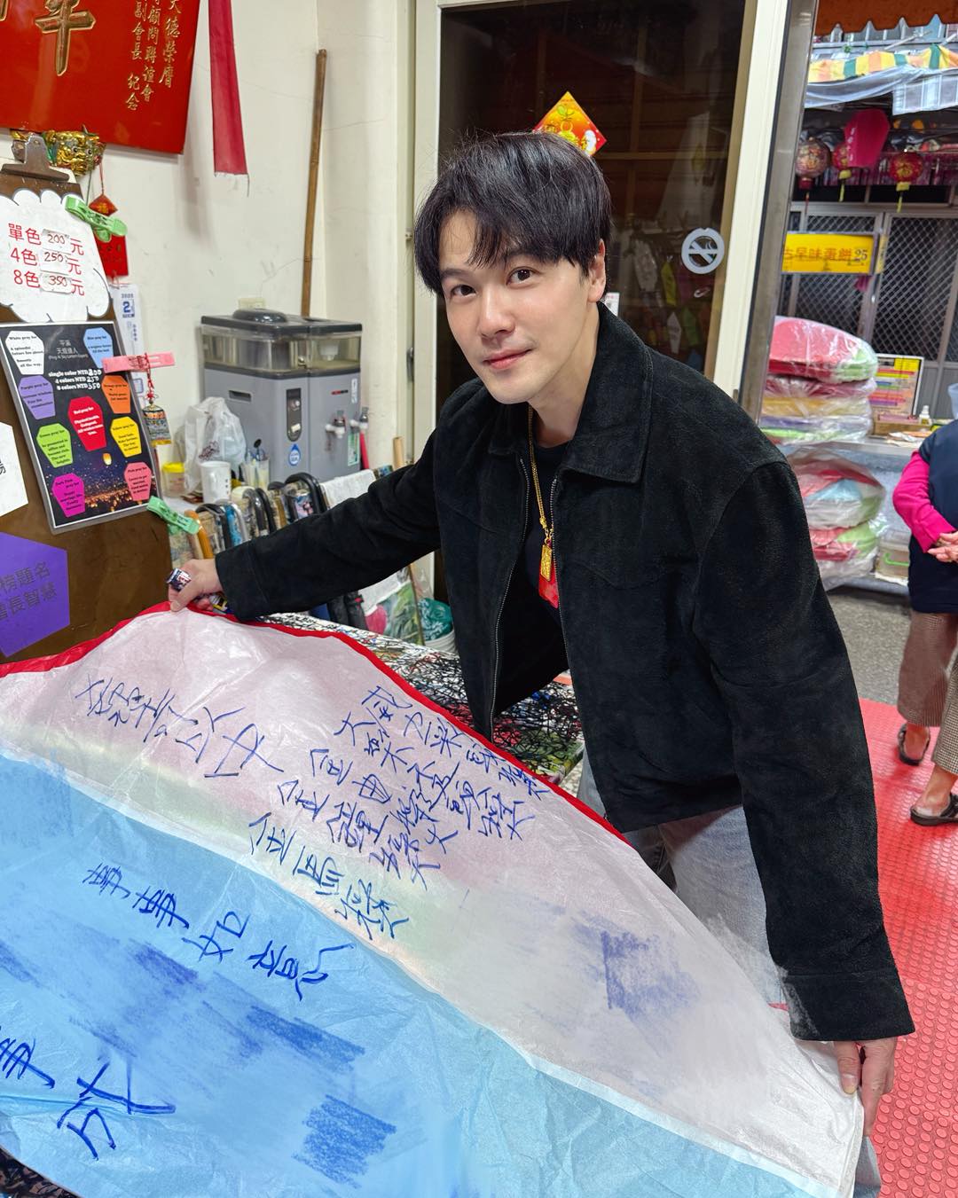 過年遇到大明星！年貨大街驚見「大咖八點檔男星」　一開口「精湛歌聲全場驚艷」