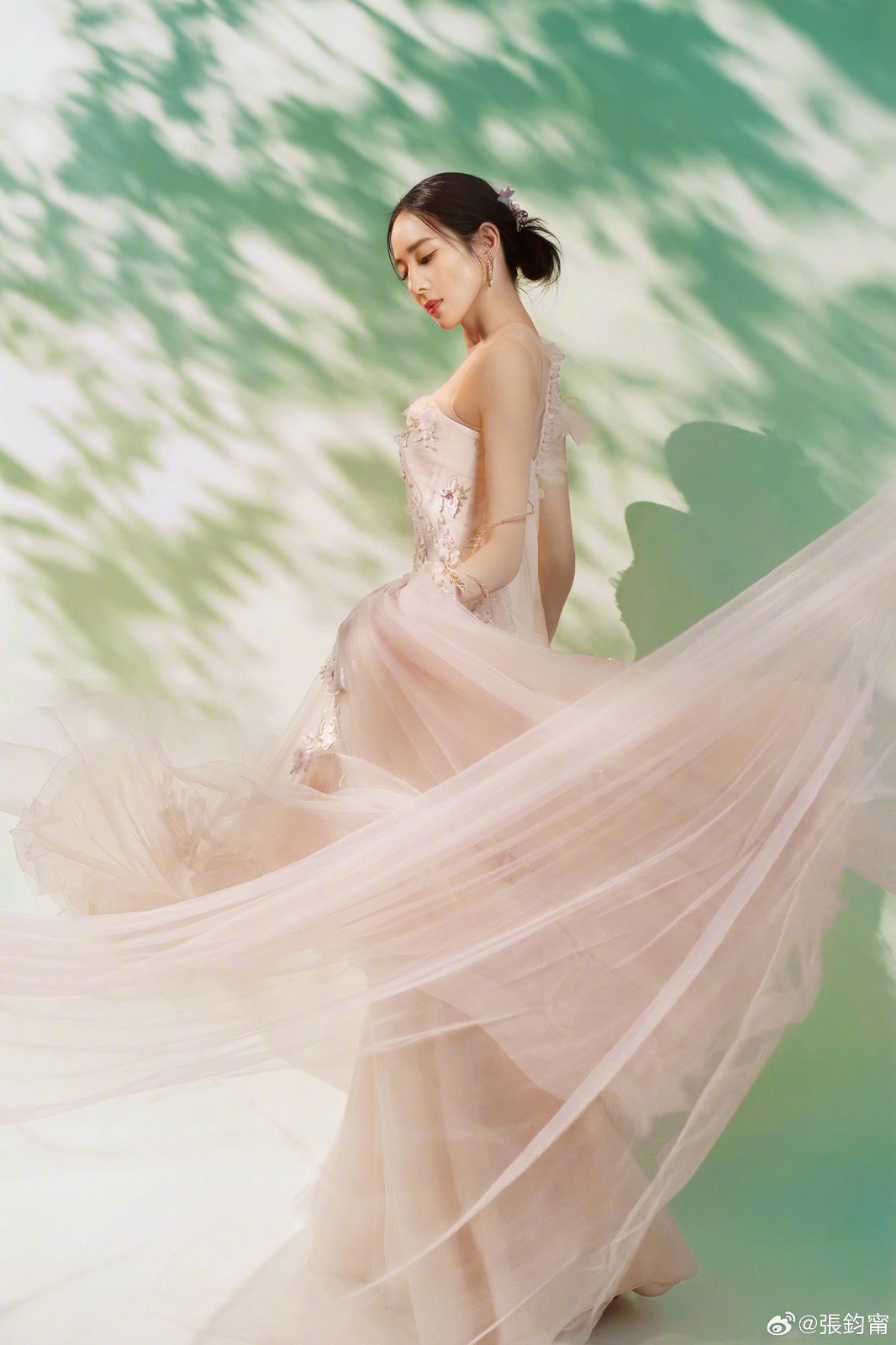 登上中國舞台！台灣大咖女星淚喊「家的味道像空氣」　網怒轟：「是人民幣太香...」