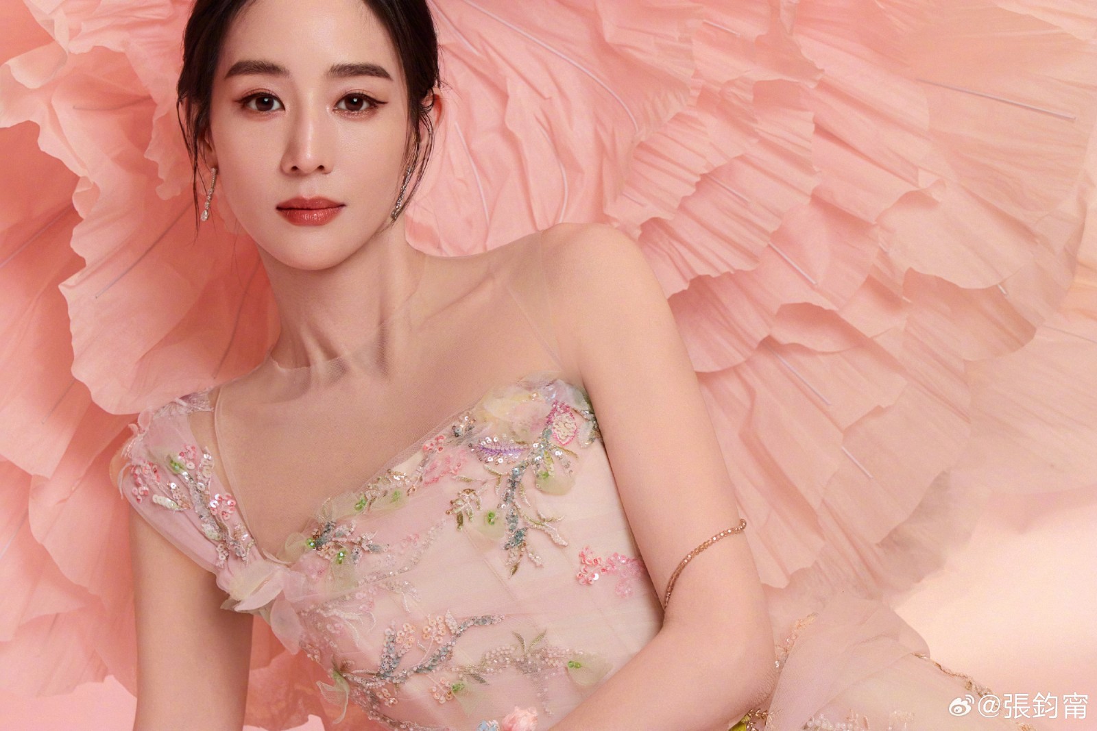 登上中國舞台！台灣大咖女星淚喊「家的味道像空氣」　網怒轟：「是人民幣太香...」