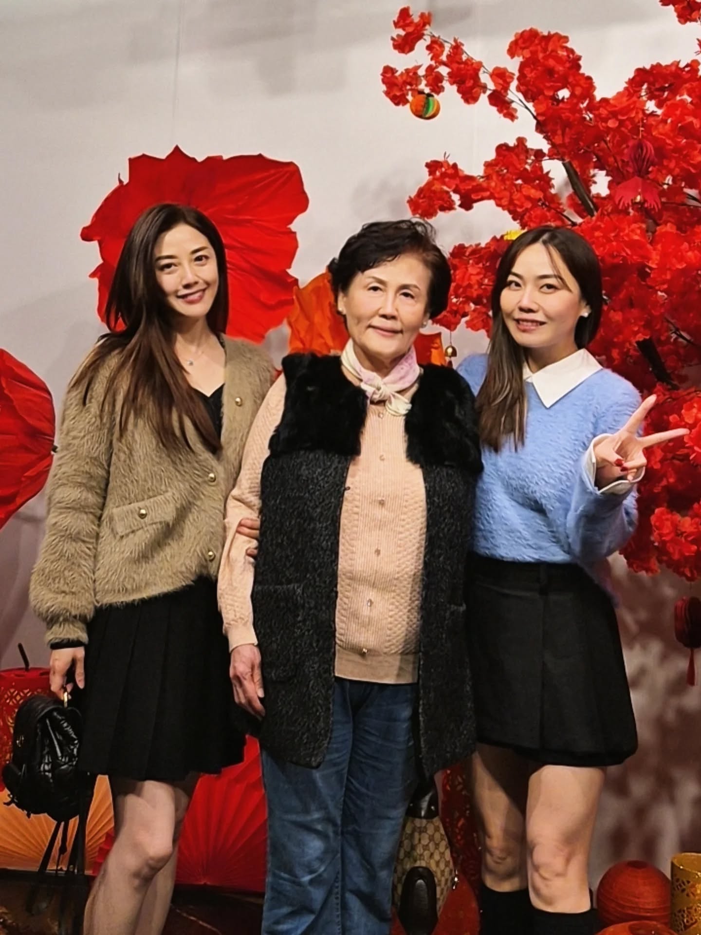 一家都是仙女！46歲韓瑜過年驚喜曬「母女3人合照」　姊妹暖做一事網驚喊：「媽媽美貌第一名❤️」