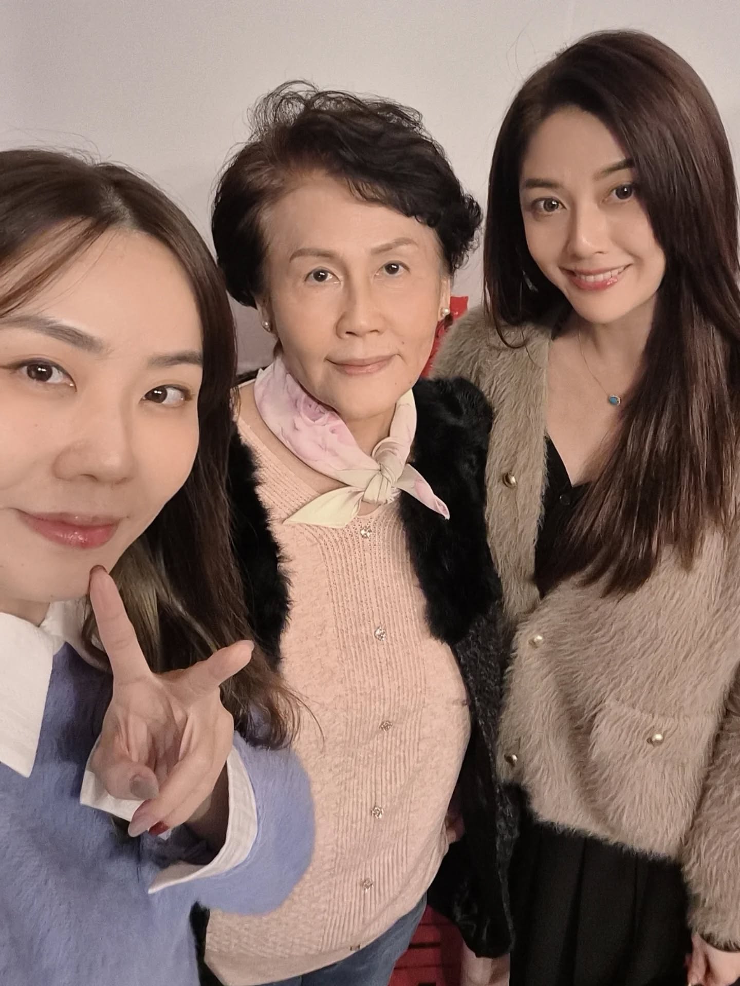 一家都是仙女！46歲韓瑜過年驚喜曬「母女3人合照」　姊妹暖做一事網驚喊：「媽媽美貌第一名❤️」