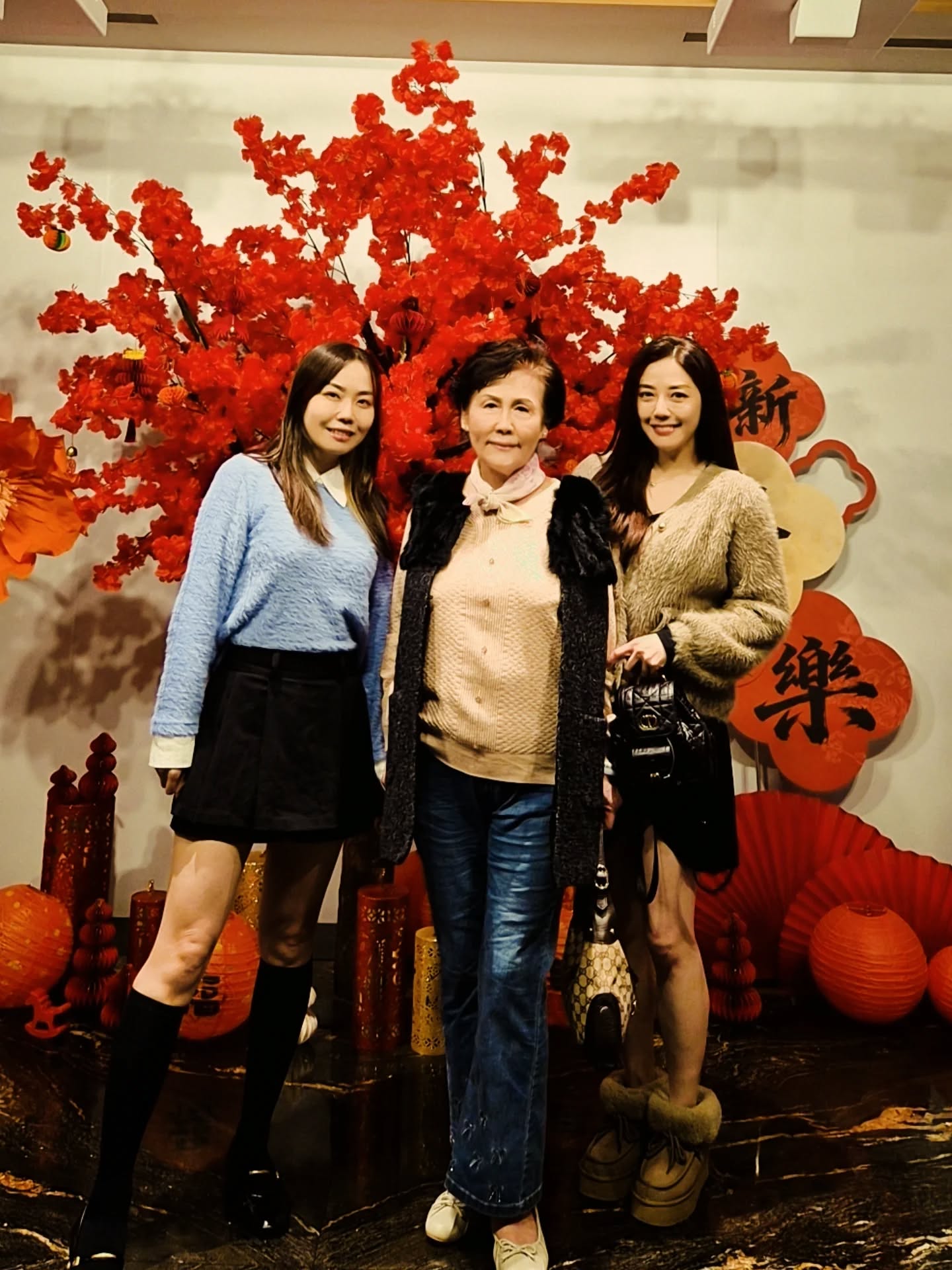 一家都是仙女！46歲韓瑜過年驚喜曬「母女3人合照」　姊妹暖做一事網驚喊：「媽媽美貌第一名❤️」