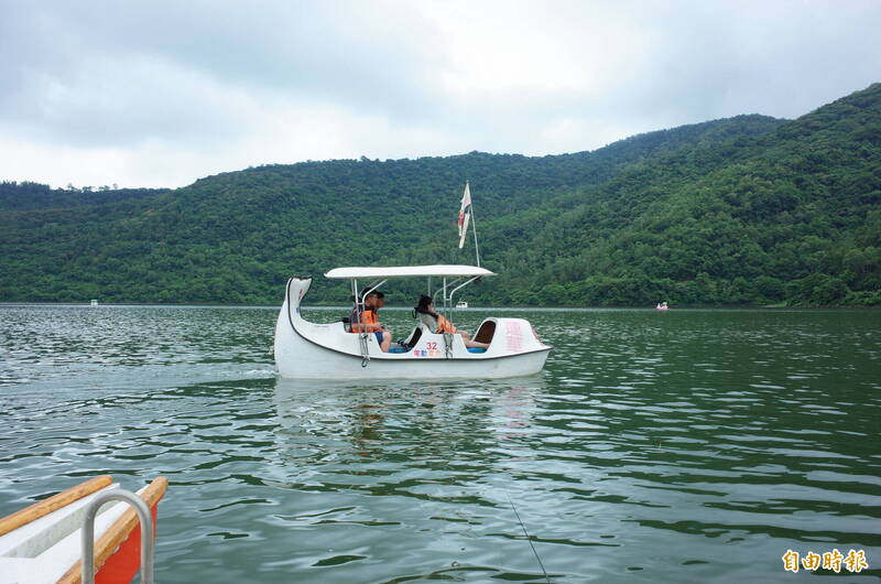 快訊／初三走春天人永隔！一家5口「坐船遊花蓮鯉魚潭」　半小時後翻覆「8歲童卡船底亡」父痛訴釀禍原因