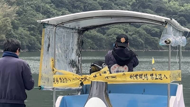 快訊／初三走春天人永隔！一家5口「坐船遊花蓮鯉魚潭」　半小時後翻覆「8歲童卡船底亡」父痛訴釀禍原因