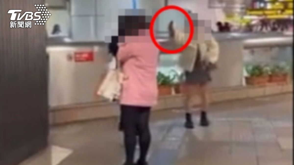 快訊／北車又傳攻擊案！2女起衝突「她拿出預藏兇器」波及無辜民眾：瀰漫整個車站