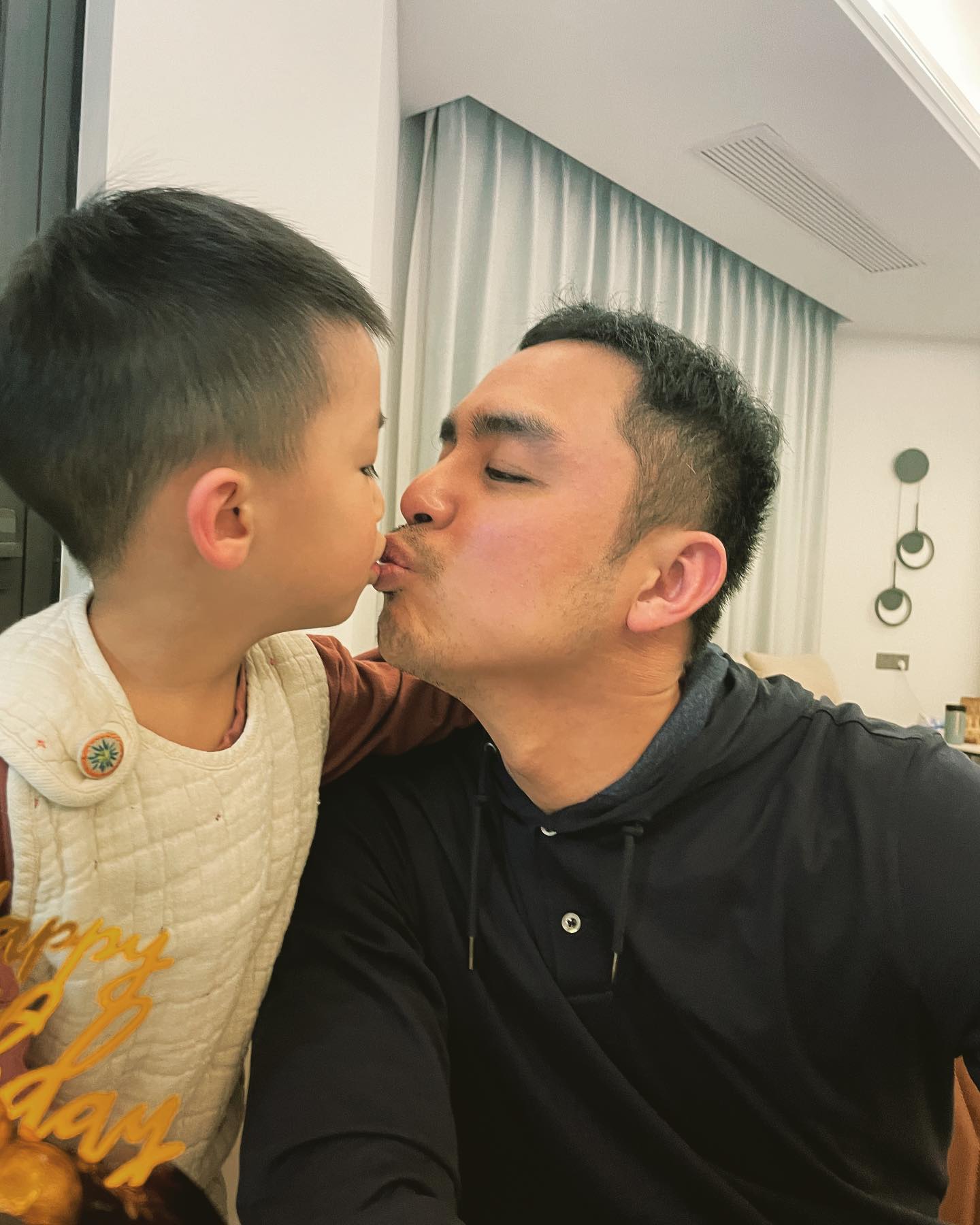 曾一晚狂賺2億!45歲明道突宣布「財產不留給兒子」 獨特教育觀被讚翻:「真正的富養」