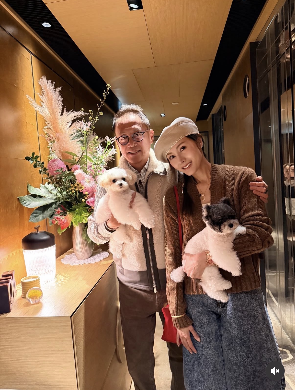 差點認不出！55歲第一美人「新年金髮新造型」超前衛　偕尪拜年「一亮點卻被酸顯老」：像60歲