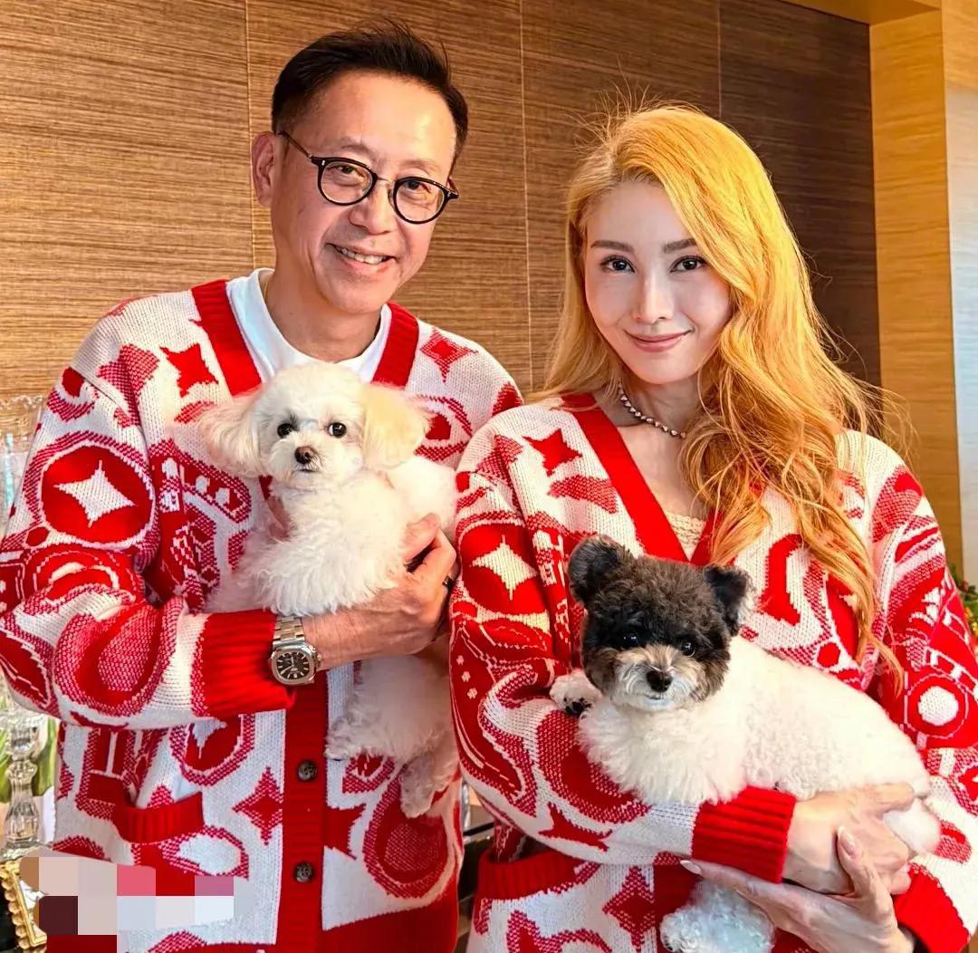 差點認不出！55歲第一美人「新年金髮新造型」超前衛　偕尪拜年「一亮點卻被酸顯老」：像60歲