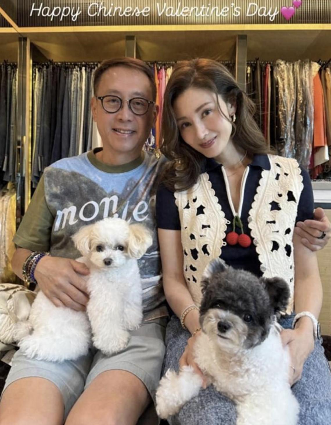 差點認不出！55歲第一美人「新年金髮新造型」超前衛　偕尪拜年「一亮點卻被酸顯老」：像60歲