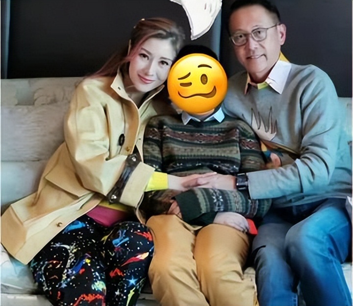 差點認不出！55歲第一美人「新年金髮新造型」超前衛　偕尪拜年「一亮點卻被酸顯老」：像60歲