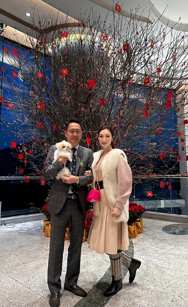 差點認不出！55歲第一美人「新年金髮新造型」超前衛　偕尪拜年「一亮點卻被酸顯老」：像60歲