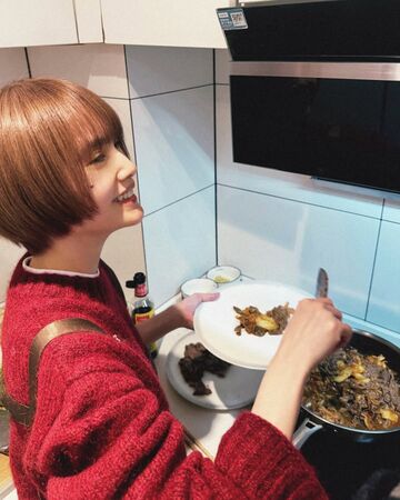 過年罕見放閃！樂壇大咖夫妻「過年合體下廚」　曬超狂成果「滿滿一桌11道菜」網全佩服：太會煮