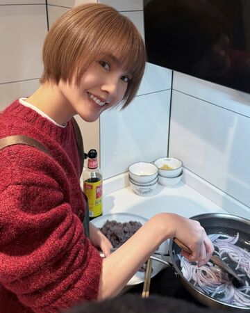 過年罕見放閃！樂壇大咖夫妻「過年合體下廚」　曬超狂成果「滿滿一桌11道菜」網全佩服：太會煮