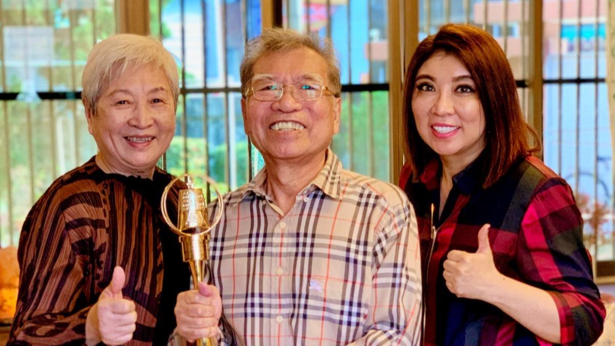 忍悲3天!58歲台語女歌手「媽媽春節過世」:父母同日火化