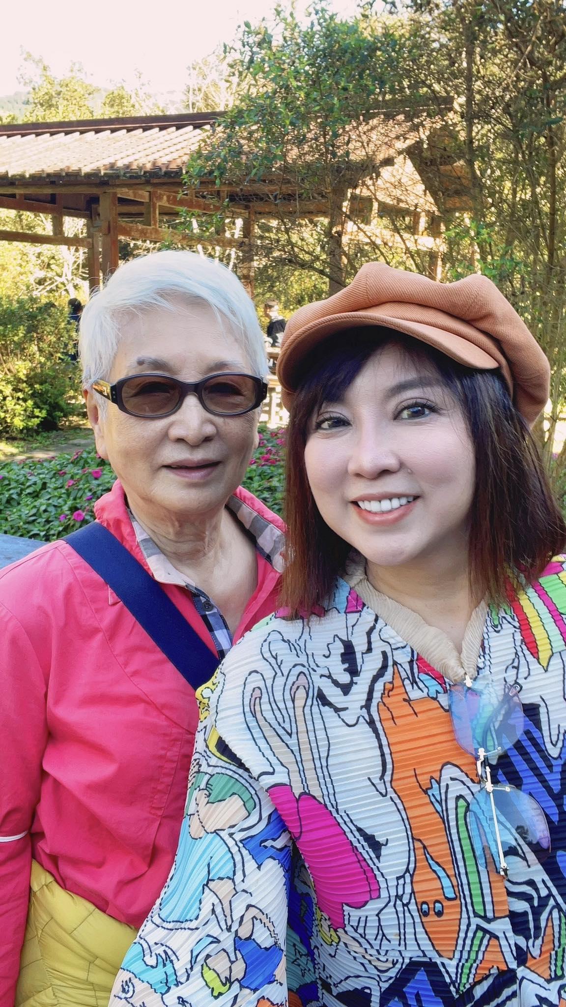 忍悲3天!58歲台語女歌手「媽媽春節過世」:父母同日火化