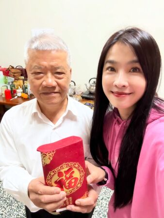 媽媽過年前離世!小嫻過第一個「沒有媽媽的年」 父女振作合照「和媽媽上香說一句話」網全看哭