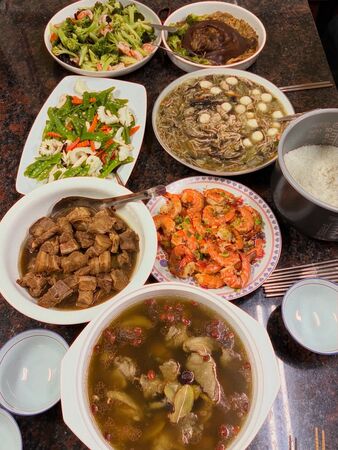 媽媽過年前離世!小嫻過第一個「沒有媽媽的年」 父女振作合照「和媽媽上香說一句話」網全看哭