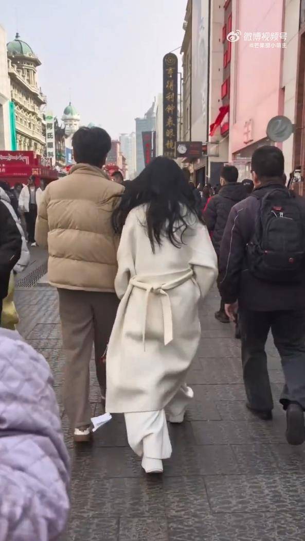 過年甜蜜走春!秦昊「全程緊牽愛妻」夫妻互動超甜 伊能靜「被抓包一怪象」中國網友卻酸爆