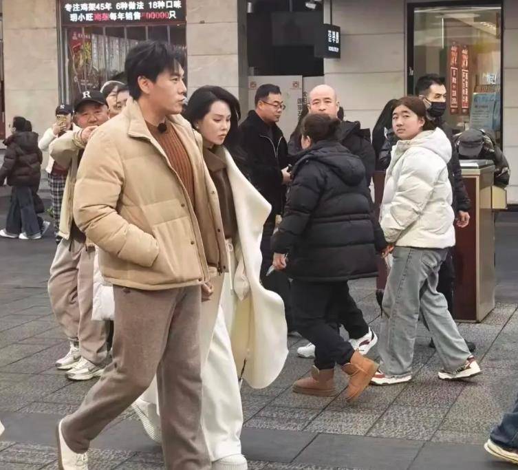 過年甜蜜走春!秦昊「全程緊牽愛妻」夫妻互動超甜 伊能靜「被抓包一怪象」中國網友卻酸爆