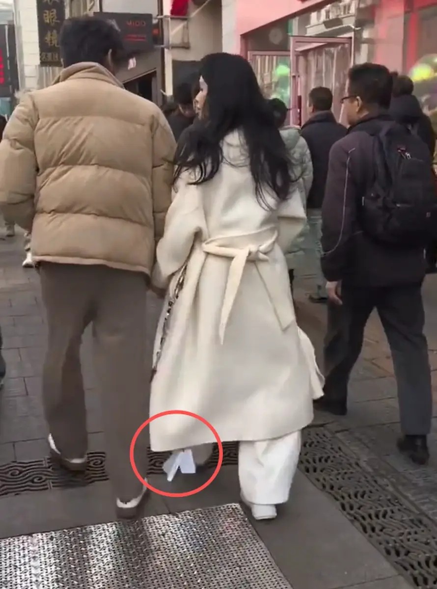 過年甜蜜走春!秦昊「全程緊牽愛妻」夫妻互動超甜 伊能靜「被抓包一怪象」中國網友卻酸爆