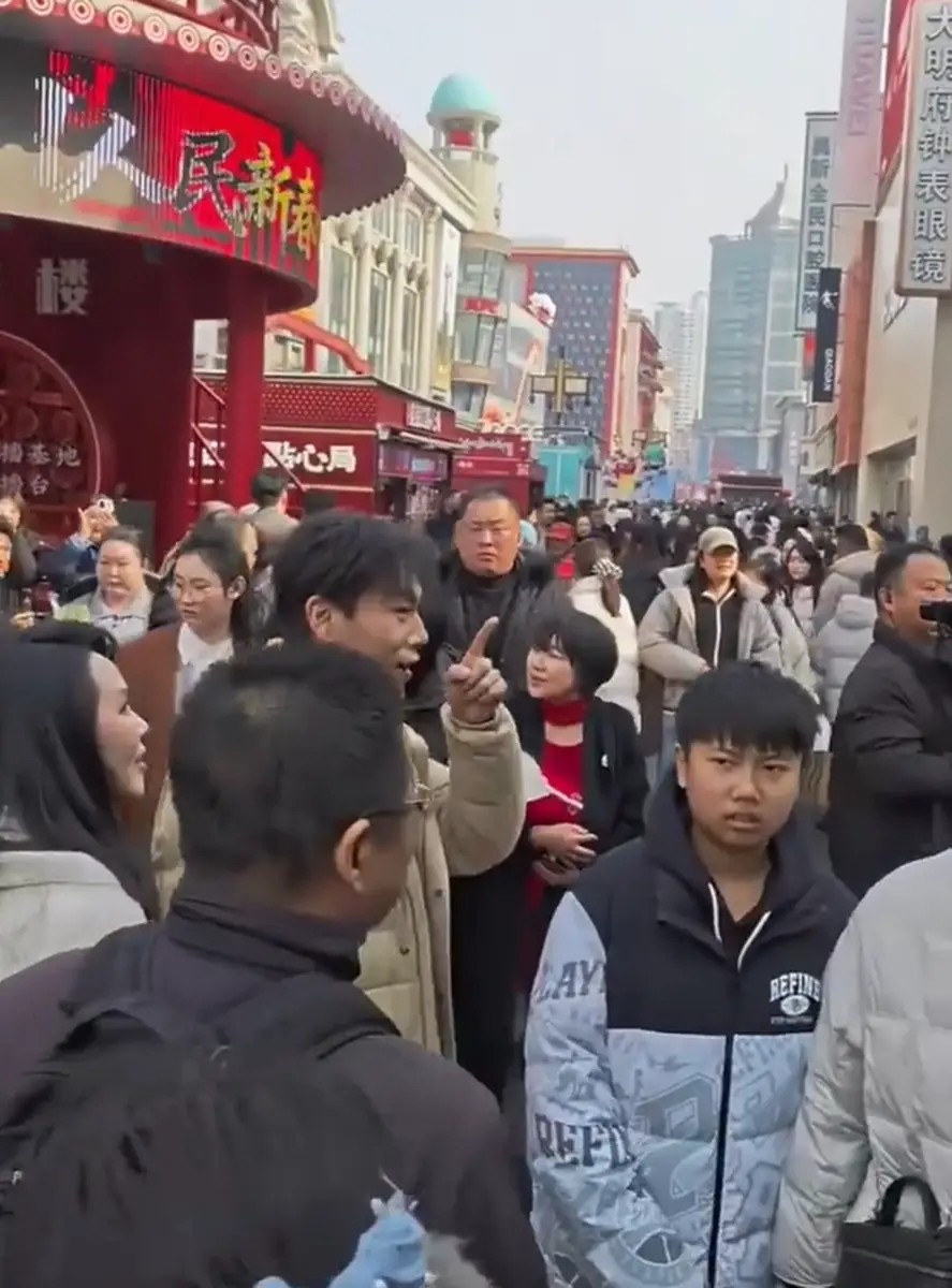 過年甜蜜走春!秦昊「全程緊牽愛妻」夫妻互動超甜 伊能靜「被抓包一怪象」中國網友卻酸爆