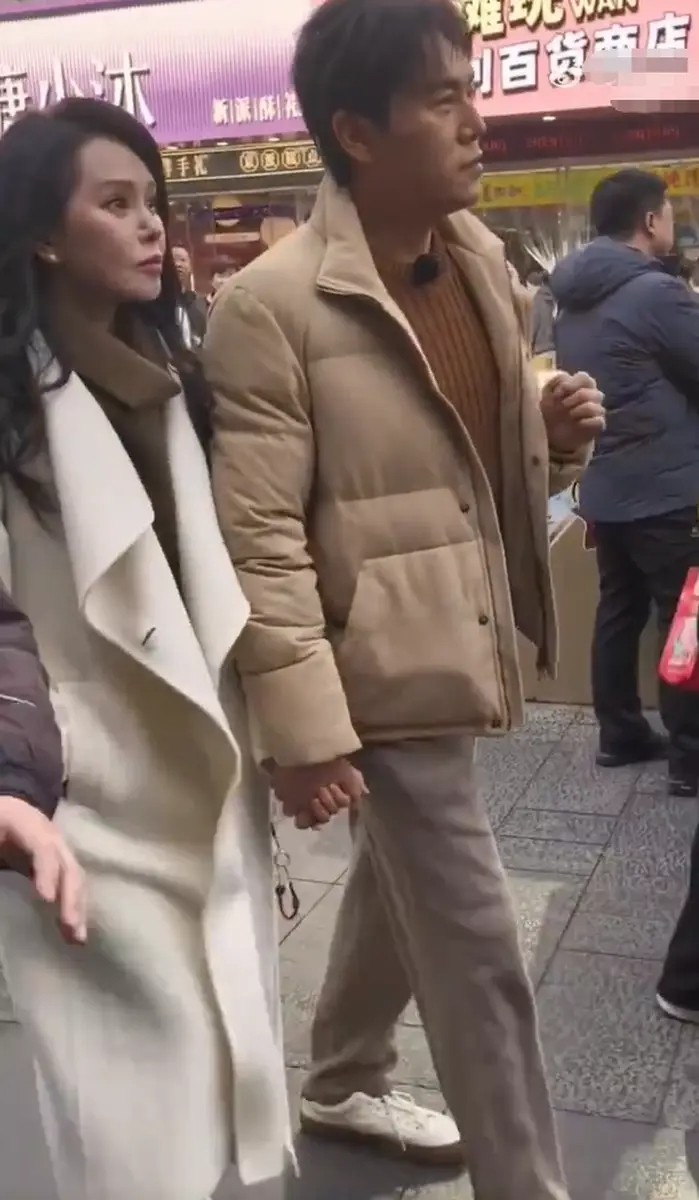 過年甜蜜走春!秦昊「全程緊牽愛妻」夫妻互動超甜 伊能靜「被抓包一怪象」中國網友卻酸爆