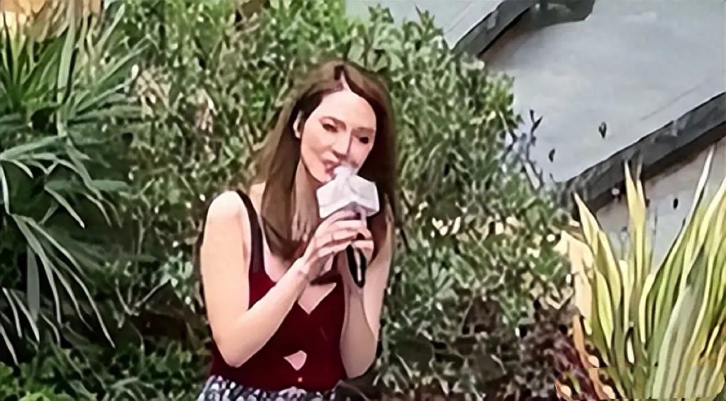 小10歲尪爆出軌！54歲大咖女星「現身商演撈金」　寒風中「穿清涼服裝露身材」網全心疼