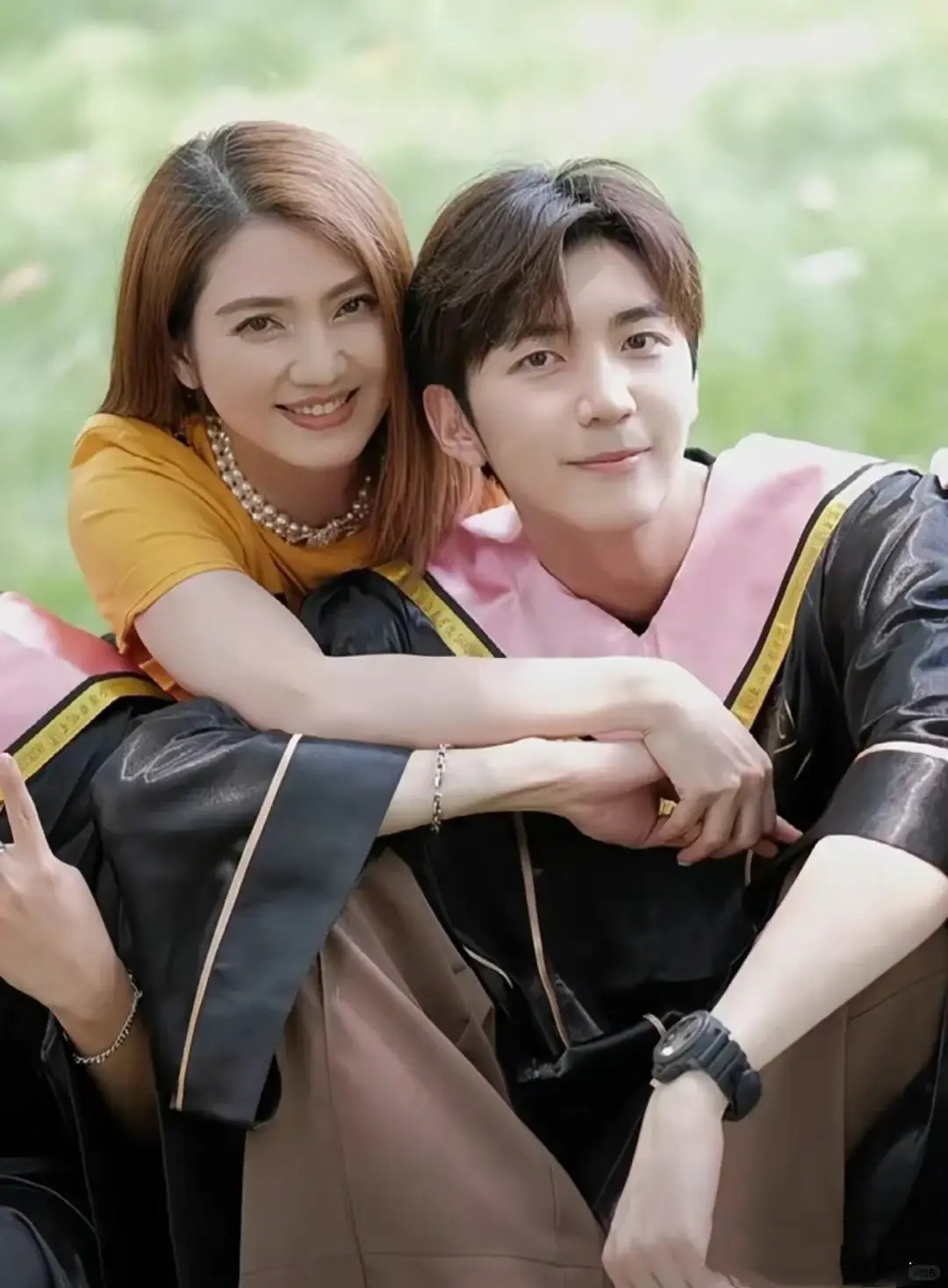 小10歲尪爆出軌！54歲大咖女星「現身商演撈金」　寒風中「穿清涼服裝露身材」網全心疼