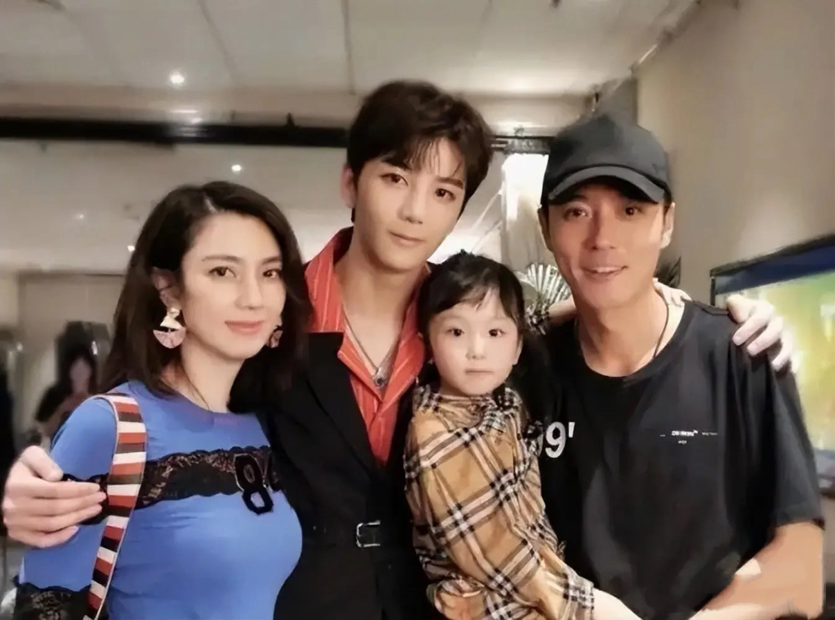 小10歲尪爆出軌！54歲大咖女星「現身商演撈金」　寒風中「穿清涼服裝露身材」網全心疼