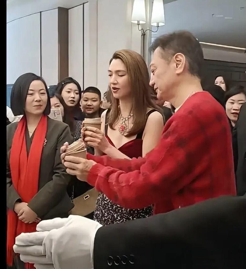 小10歲尪爆出軌！54歲大咖女星「現身商演撈金」　寒風中「穿清涼服裝露身材」網全心疼