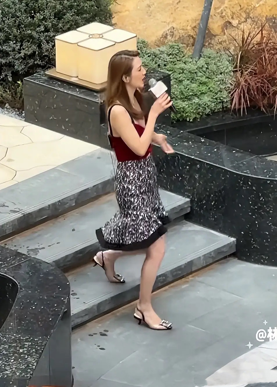 小10歲尪爆出軌！54歲大咖女星「現身商演撈金」　寒風中「穿清涼服裝露身材」網全心疼