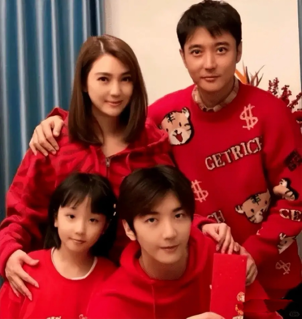 小10歲尪爆出軌！54歲大咖女星「現身商演撈金」　寒風中「穿清涼服裝露身材」網全心疼