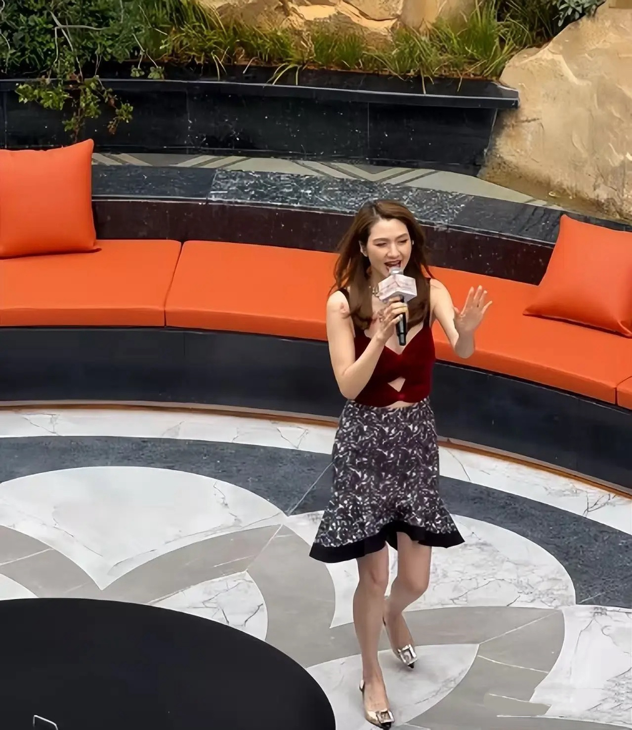 小10歲尪爆出軌！54歲大咖女星「現身商演撈金」　寒風中「穿清涼服裝露身材」網全心疼