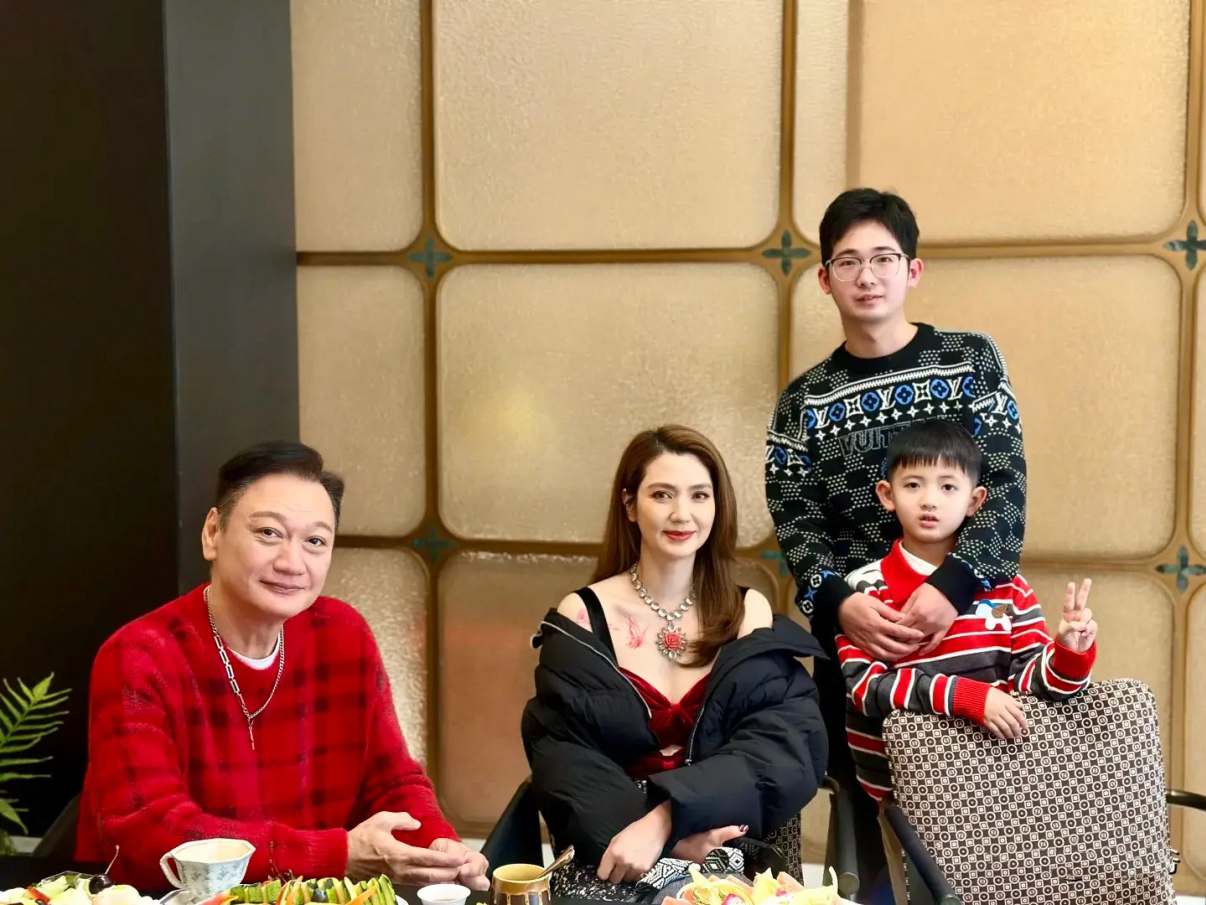 小10歲尪爆出軌！54歲大咖女星「現身商演撈金」　寒風中「穿清涼服裝露身材」網全心疼