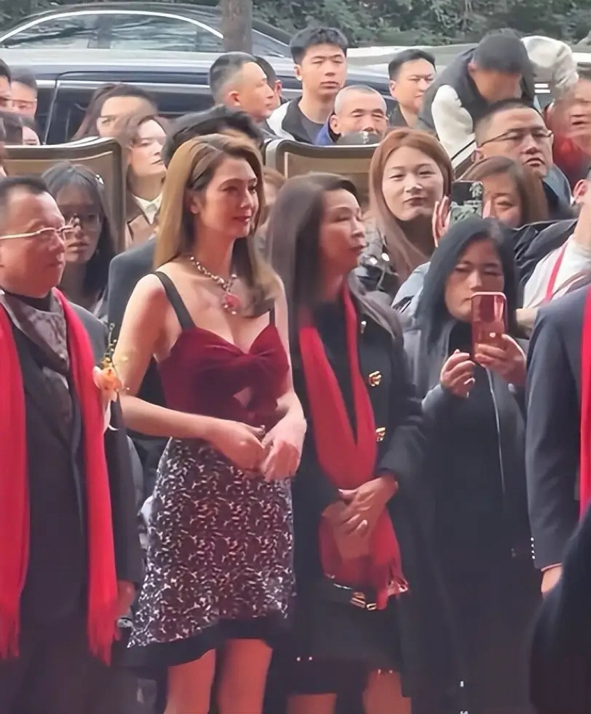 小10歲尪爆出軌！54歲大咖女星「現身商演撈金」　寒風中「穿清涼服裝露身材」網全心疼