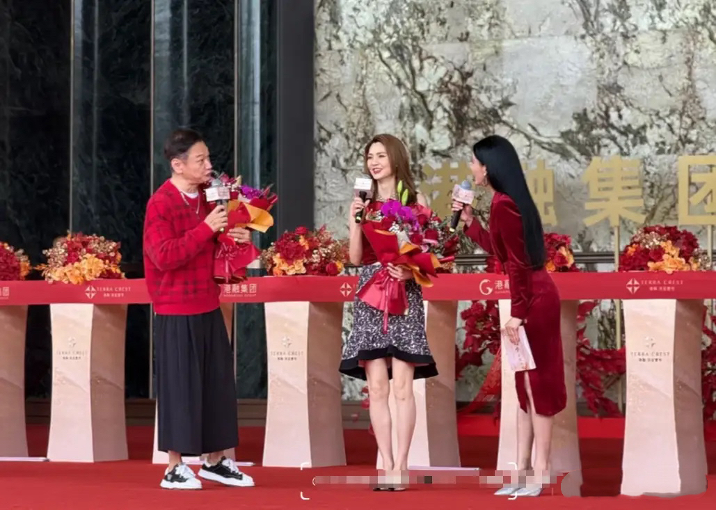 小10歲尪爆出軌！54歲大咖女星「現身商演撈金」　寒風中「穿清涼服裝露身材」網全心疼