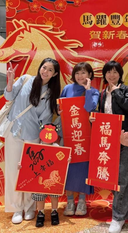 帶兒子回娘家！44歲Selina「PO三代同堂全家福」　驚見小腰果「暴風式成長」網欣慰：基因騙不了人