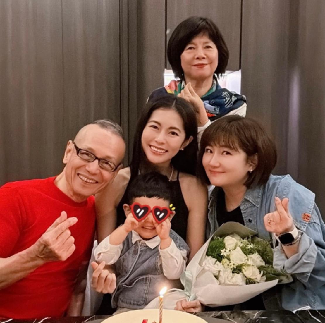 帶兒子回娘家！44歲Selina「PO三代同堂全家福」　驚見小腰果「暴風式成長」網欣慰：基因騙不了人
