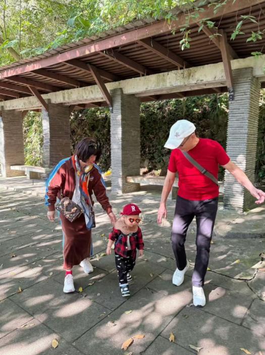 帶兒子回娘家！44歲Selina「PO三代同堂全家福」　驚見小腰果「暴風式成長」網欣慰：基因騙不了人