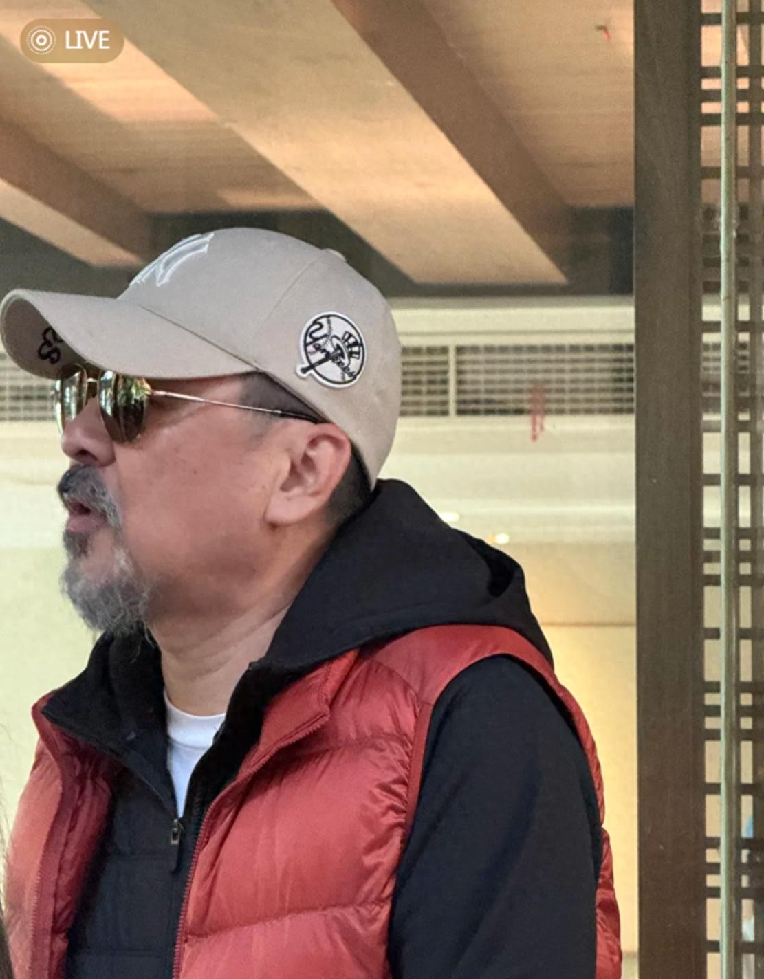 陪妻兒回娘家！55歲影帝被拍「白鬍駝背像老人」　一轉頭「看到老婆反應」網秒懂：這才是幸福