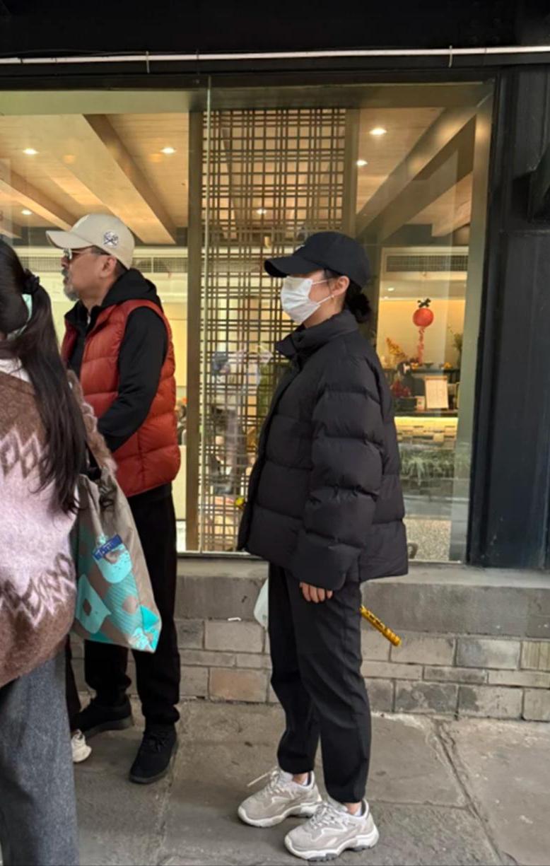 陪妻兒回娘家！55歲影帝被拍「白鬍駝背像老人」　一轉頭「看到老婆反應」網秒懂：這才是幸福