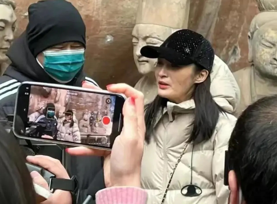 陪妻兒回娘家！55歲影帝被拍「白鬍駝背像老人」　一轉頭「看到老婆反應」網秒懂：這才是幸福