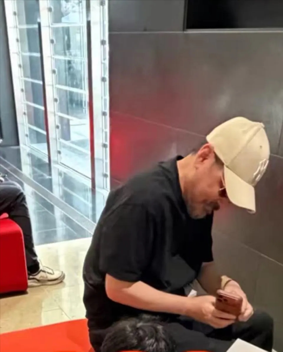 陪妻兒回娘家！55歲影帝被拍「白鬍駝背像老人」　一轉頭「看到老婆反應」網秒懂：這才是幸福