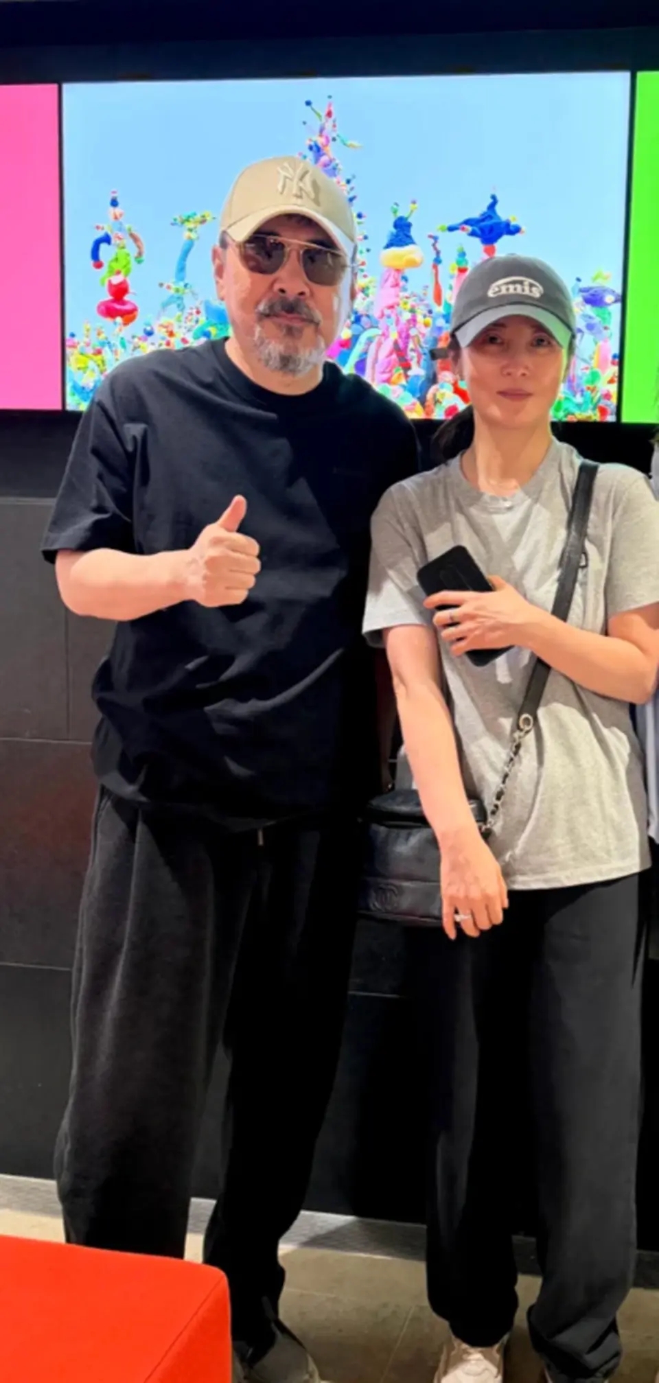 陪妻兒回娘家！55歲影帝被拍「白鬍駝背像老人」　一轉頭「看到老婆反應」網秒懂：這才是幸福